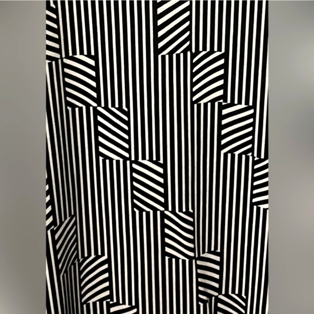 ❤️ 3 For $18 LulaRoe Shirt High/Low Black & White Top EUC - Picture 2 of 3